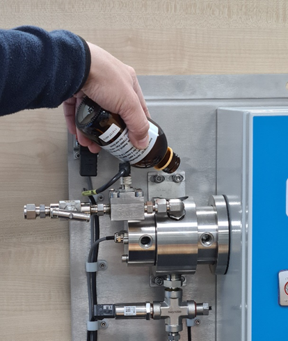 Cleaning the measuring cell